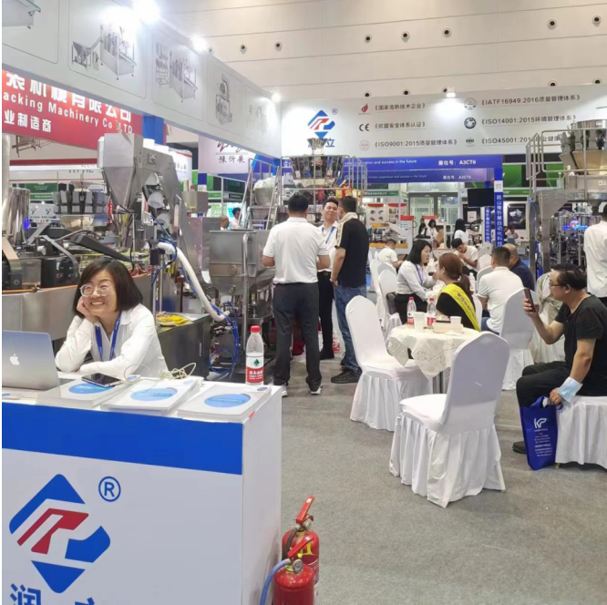 潤立給袋式包裝機廠家展會現場